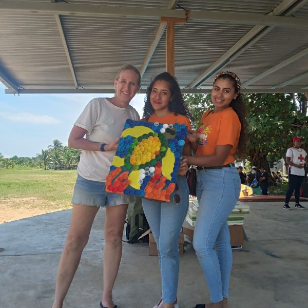 A group photo featuring CEE-Change Fellow Holly Hummel and two members from the Bebe Crecer Sensory Workshop: Reusing plastic waste to make art at the Brazadas For the Ocean event